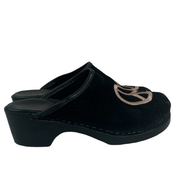 ANNA by Swedish Clogs Black Suede Embroidered Peace Slip On Mule Women SZ 37/6.5 - Picture 1 of 13